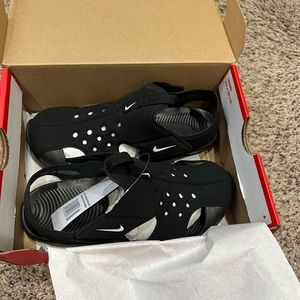 Brand new Nike Sunray boys sandals size 3 big boys black